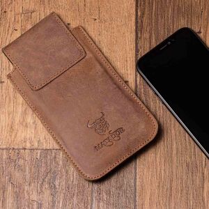 MATADOR iPhone 15 Pro Max / 14 Pro Max / 13 Pro Max Leder Vertikaltasche Braun
